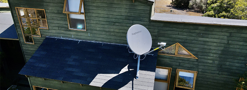 antena parabólica encima de una casa