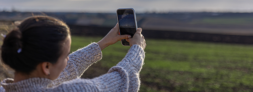 mujer tomando selfie