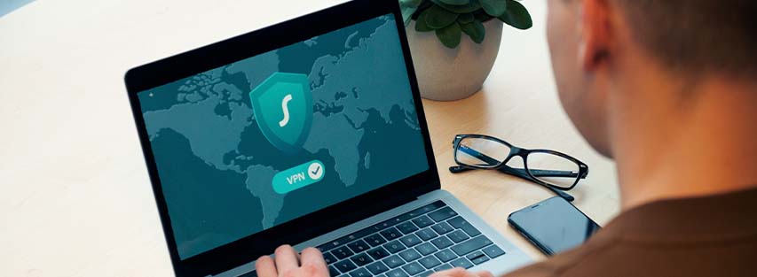 hombre usando seguridad en la computadora