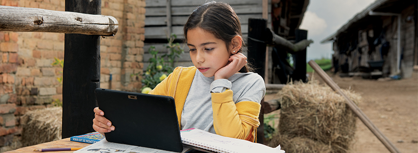 joven estudiante usando una computadora portátil