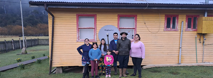 familia usando antena parabólica hughesnet